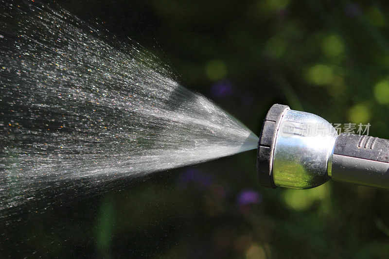 图像花园水管喷洒水/洒水车喷雾液滴